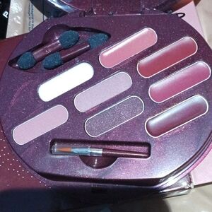 Avon 2006 Women's Makeup Palette with Pink and White Shades
